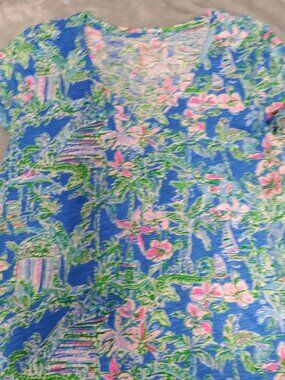 Lilly Pulitzer Women’s Small Blue Jungle Print V Neck Tropical Alligator Shirt